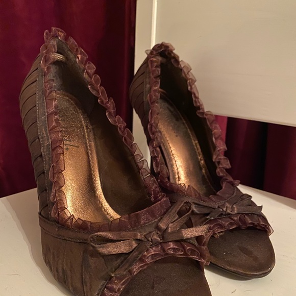 Ruffle chocolate brown heel ! - Picture 5 of 14